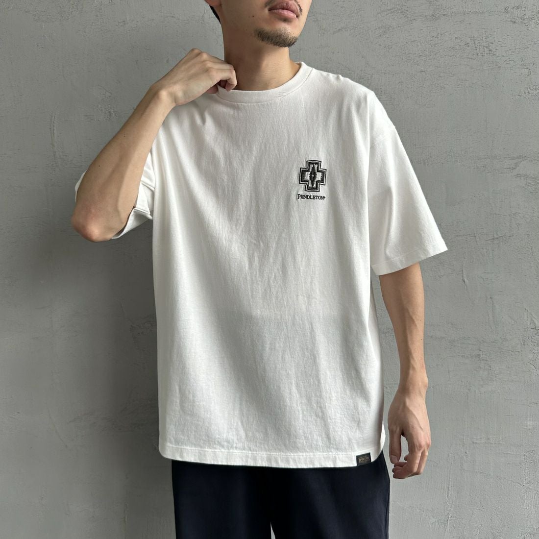 PENDLETON [ペンドルトン] 別注 ピグメント染め ヒストリーロゴバックプリントTシャツ [5275-0207-JF] WHITE &&モデル身長：168cm 着用サイズ：M&&