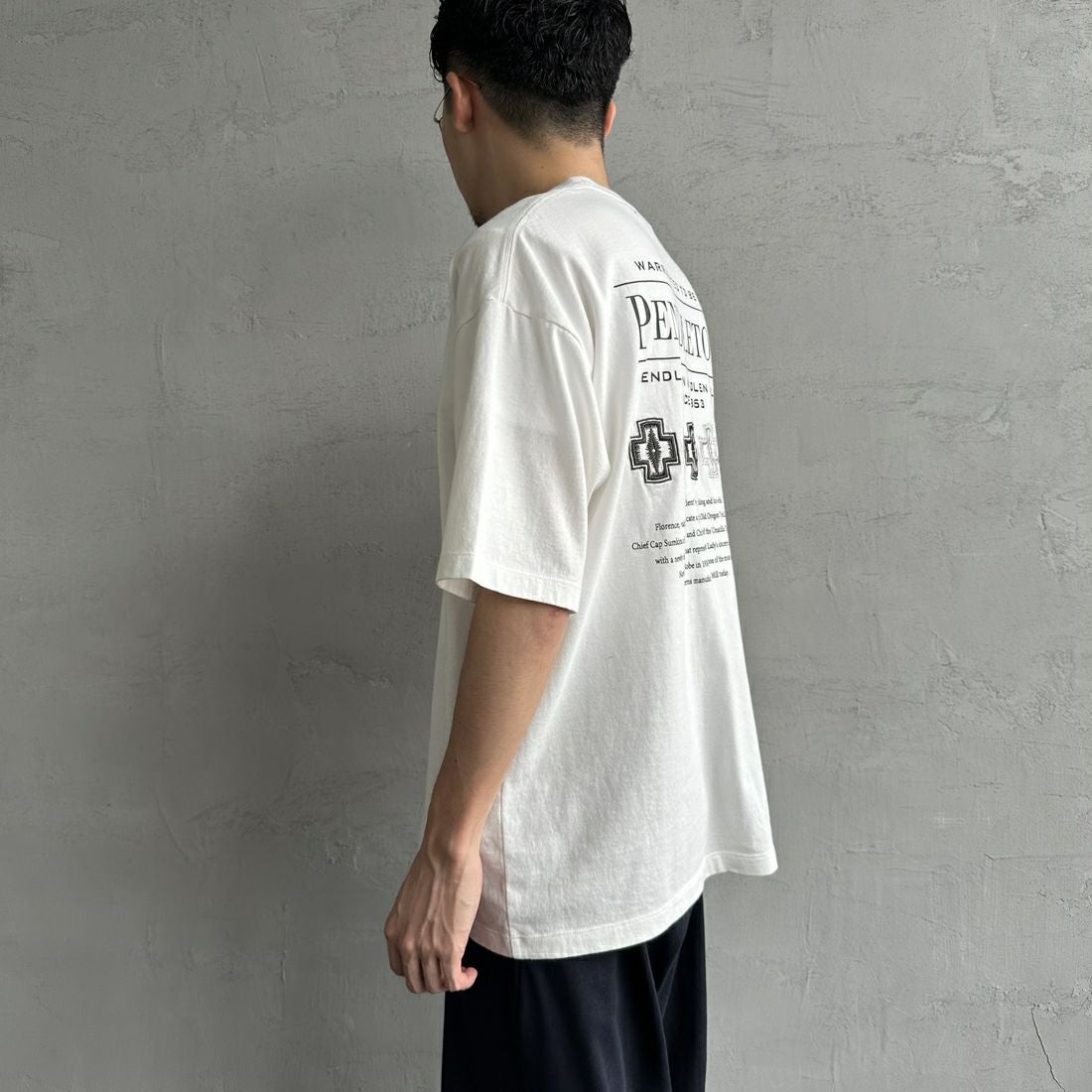 PENDLETON [ペンドルトン] 別注 ピグメント染め ヒストリーロゴバックプリントTシャツ [5275-0207-JF] WHITE &&モデル身長：168cm 着用サイズ：M&&