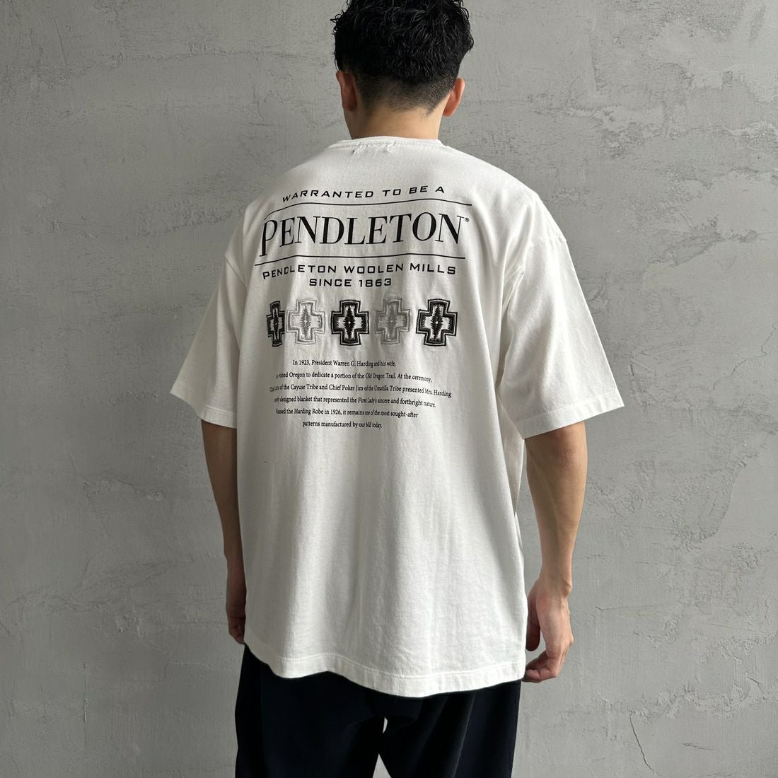 PENDLETON [ペンドルトン] 別注 ピグメント染め ヒストリーロゴバックプリントTシャツ [5275-0207-JF] WHITE &&モデル身長：168cm 着用サイズ：M&&