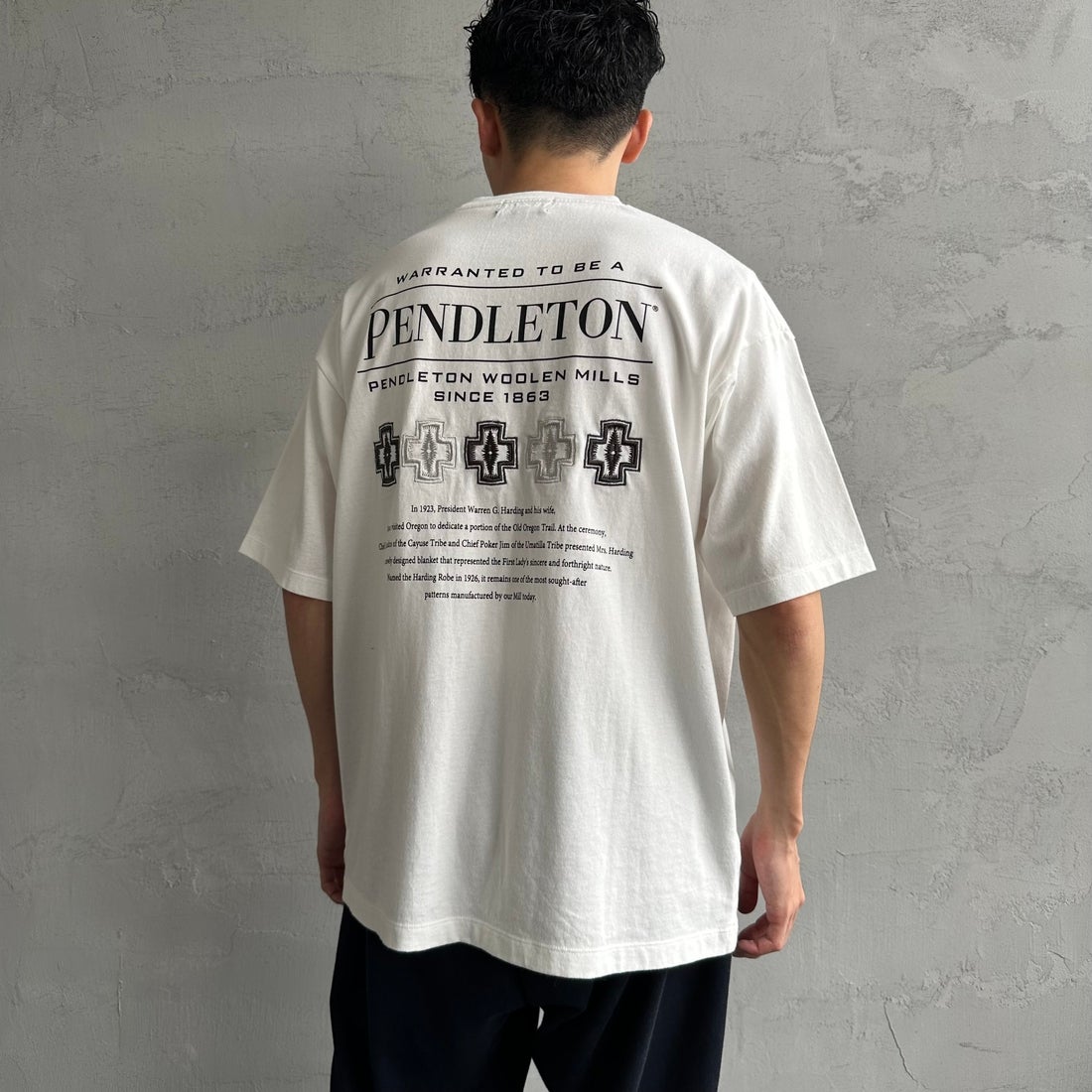 PENDLETON [ペンドルトン] 別注 ピグメント染め ヒストリーロゴバックプリントTシャツ [5275-0207-JF] WHITE &&モデル身長：168cm 着用サイズ：M&&