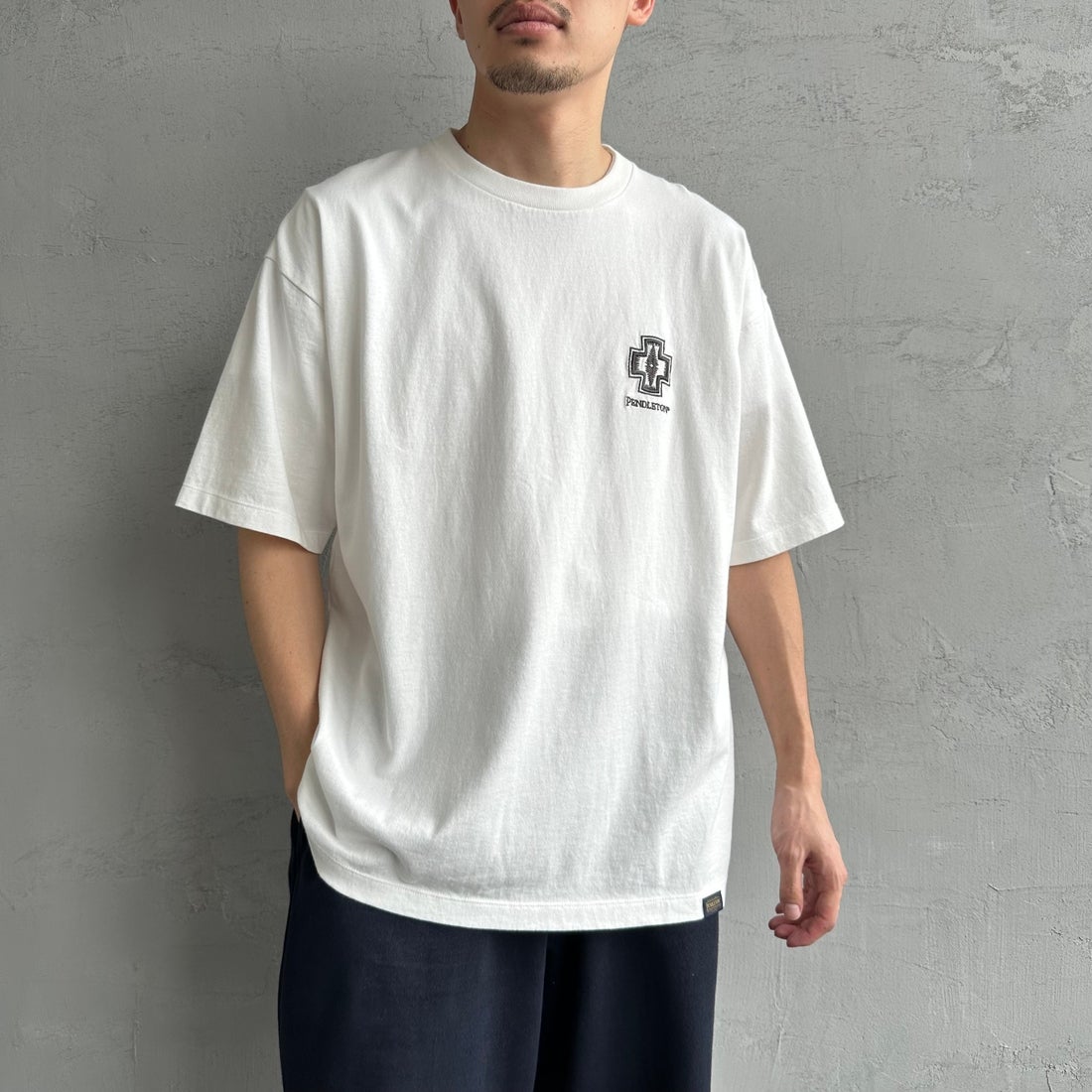 PENDLETON [ペンドルトン] 別注 ピグメント染め ヒストリーロゴバックプリントTシャツ [5275-0207-JF] WHITE &&モデル身長：168cm 着用サイズ：M&&