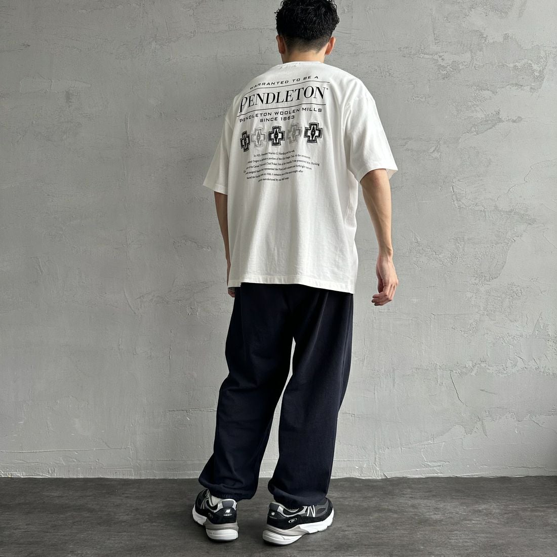 PENDLETON [ペンドルトン] 別注 ピグメント染め ヒストリーロゴバックプリントTシャツ [5275-0207-JF] WHITE &&モデル身長：168cm 着用サイズ：M&&