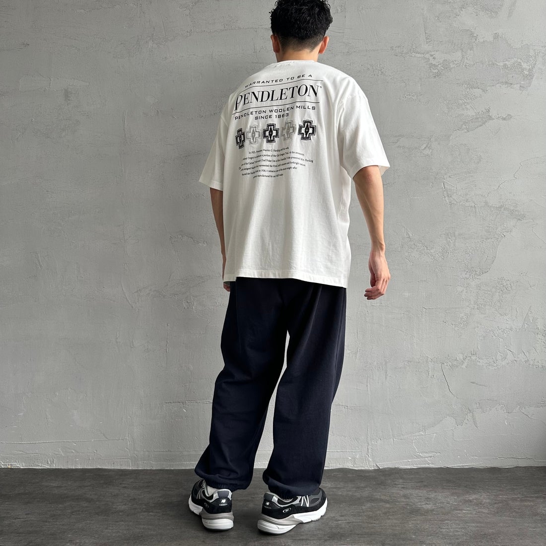 PENDLETON [ペンドルトン] 別注 ピグメント染め ヒストリーロゴバックプリントTシャツ [5275-0207-JF] WHITE &&モデル身長：168cm 着用サイズ：M&&