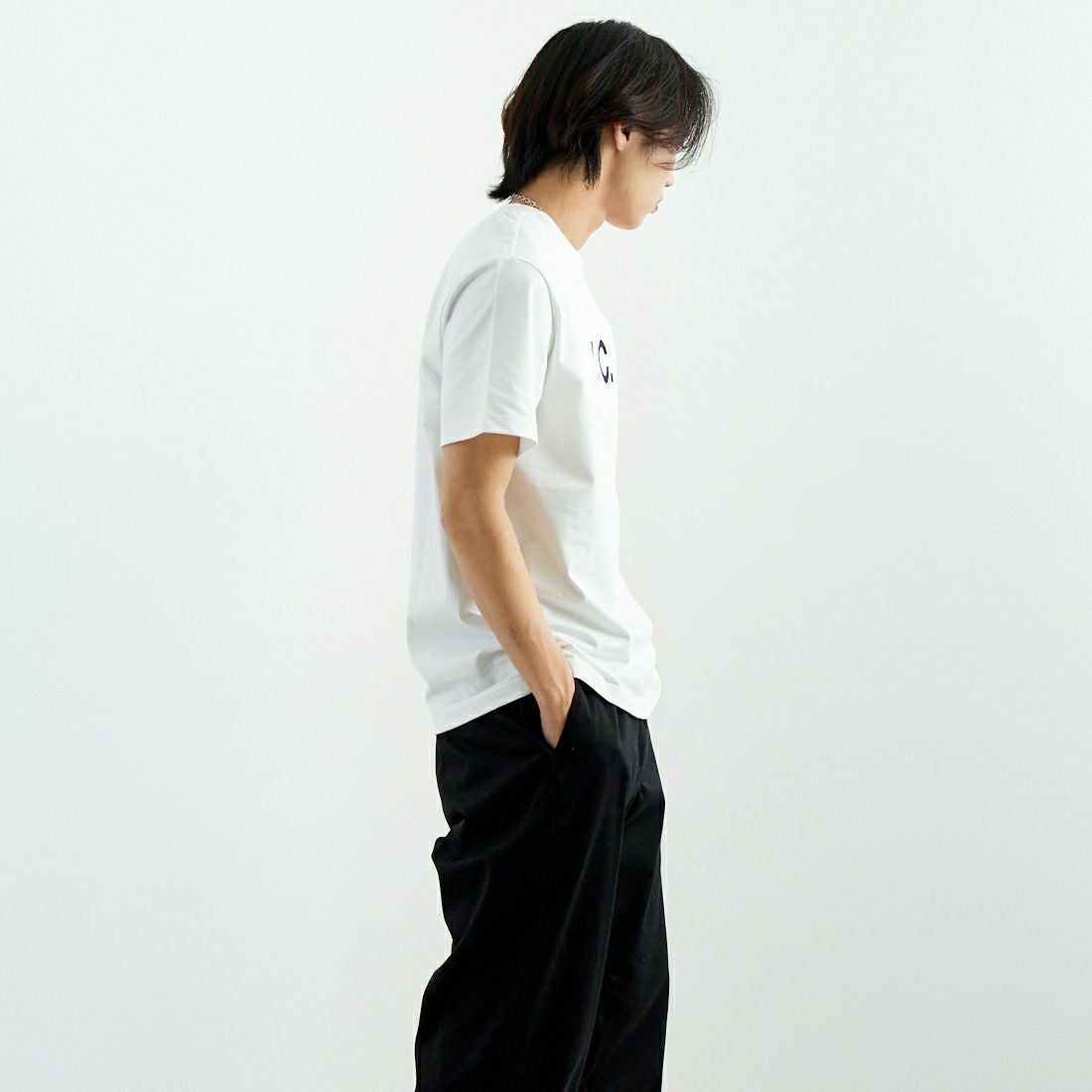 A.P.C. [アー・ペー・セー] VPCロゴTシャツ [GRAND-VPC] 90 BLANC &&モデル身長：179cm 着用サイズ：L&&