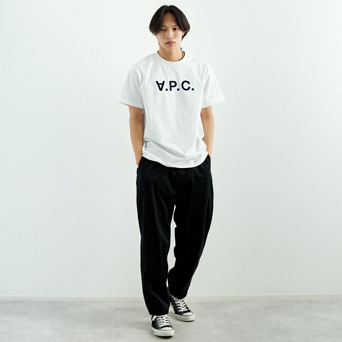 A.P.C. [アー・ペー・セー] VPCロゴTシャツ [GRAND-VPC] 90 BLANC &&モデル身長：179cm 着用サイズ：L&&
