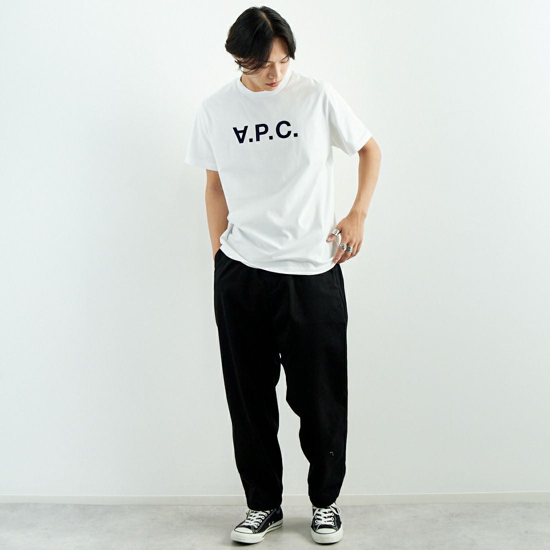 A.P.C. [アー・ペー・セー] VPCロゴTシャツ [GRAND-VPC] 90 BLANC &&モデル身長：179cm 着用サイズ：L&&
