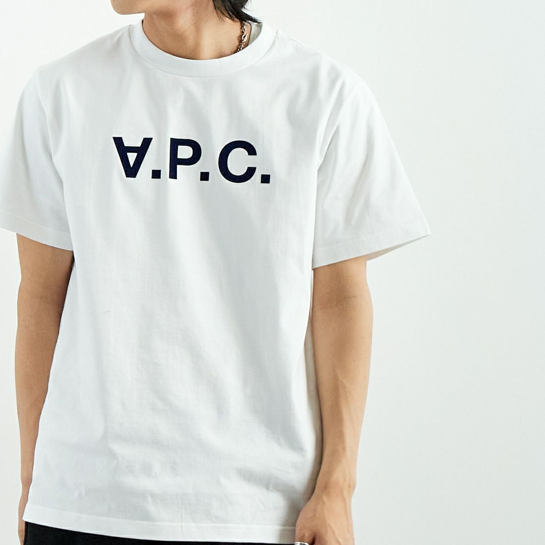 A.P.C. [アー・ペー・セー] VPCロゴTシャツ [GRAND-VPC] 90 BLANC &&モデル身長：179cm 着用サイズ：L&&