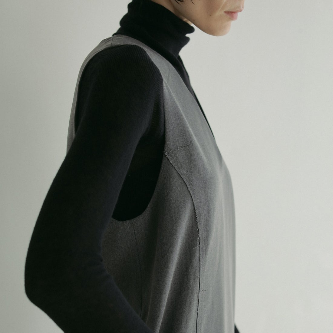 anuke [アンヌーク] カットオフVネックワンピース [62510324] GRY