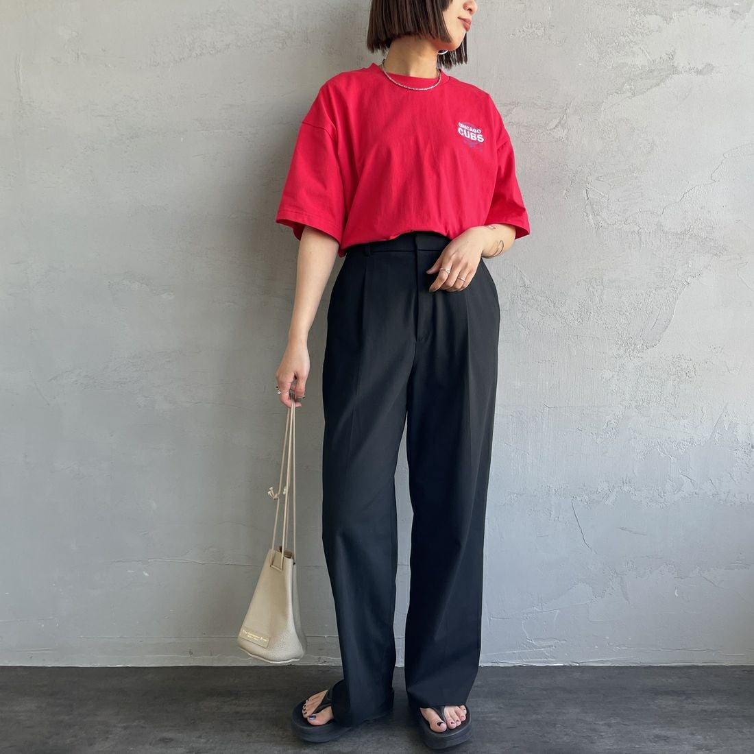 Fanatics [ファナティクス] 別注 MLB ワンポイントロゴ刺繍Tシャツ [ML0124FW0013-1-JF] RED &&モデル身長：159cm 着用サイズ：S&&