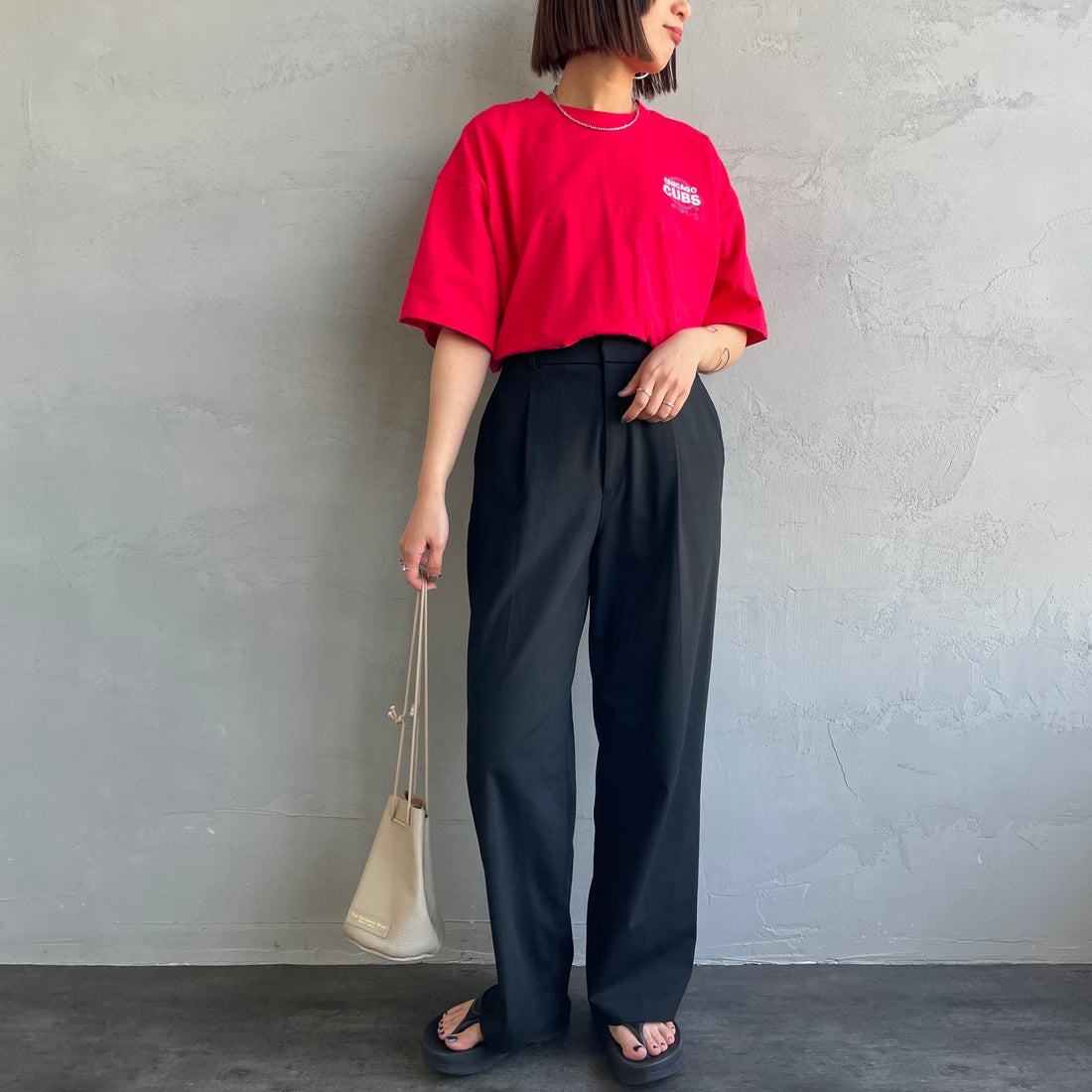 Fanatics [ファナティクス] 別注 MLB ワンポイントロゴ刺繍Tシャツ [ML0124FW0013-1-JF] RED &&モデル身長：159cm 着用サイズ：S&&