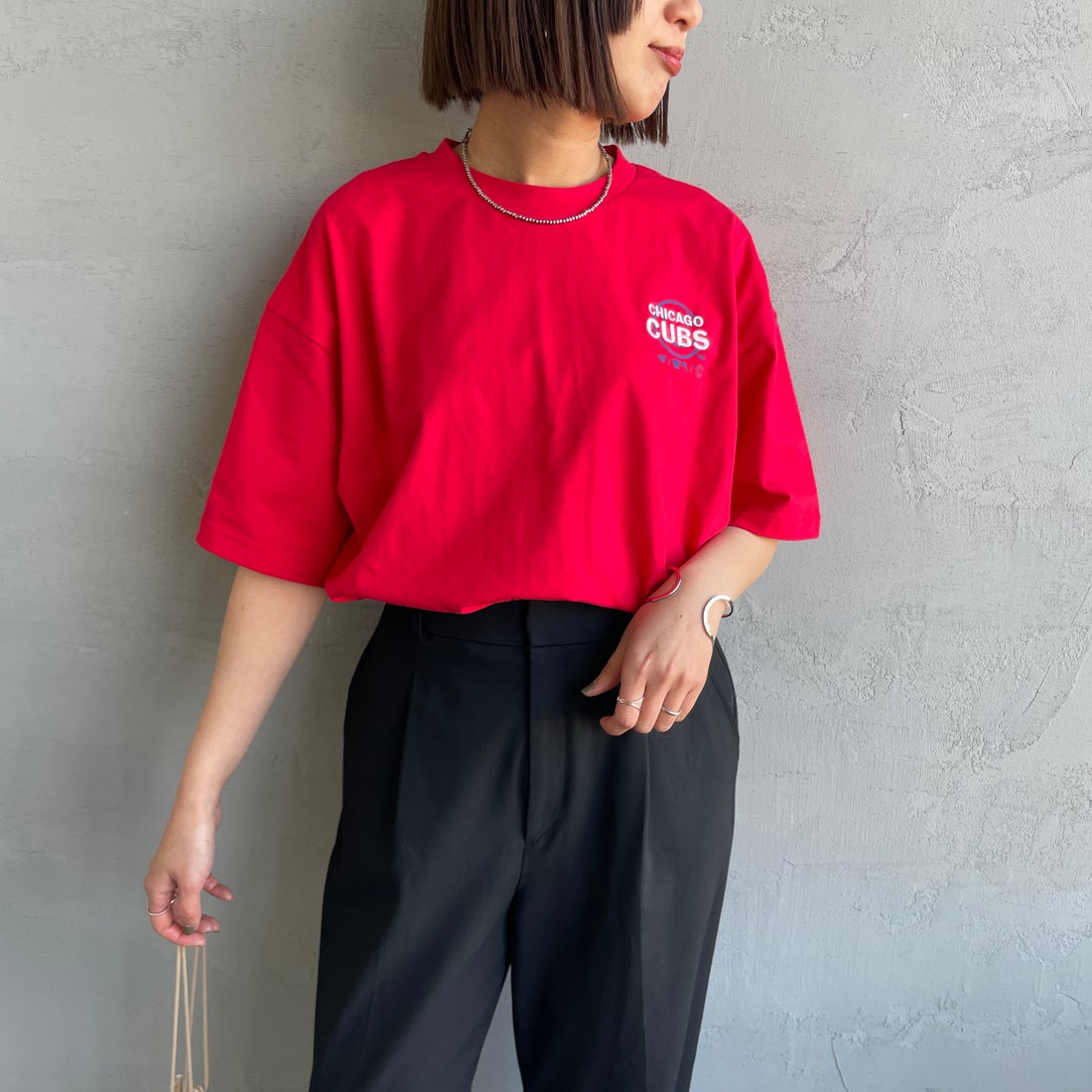 Fanatics [ファナティクス] 別注 MLB ワンポイントロゴ刺繍Tシャツ [ML0124FW0013-1-JF] RED &&モデル身長：159cm 着用サイズ：S&&