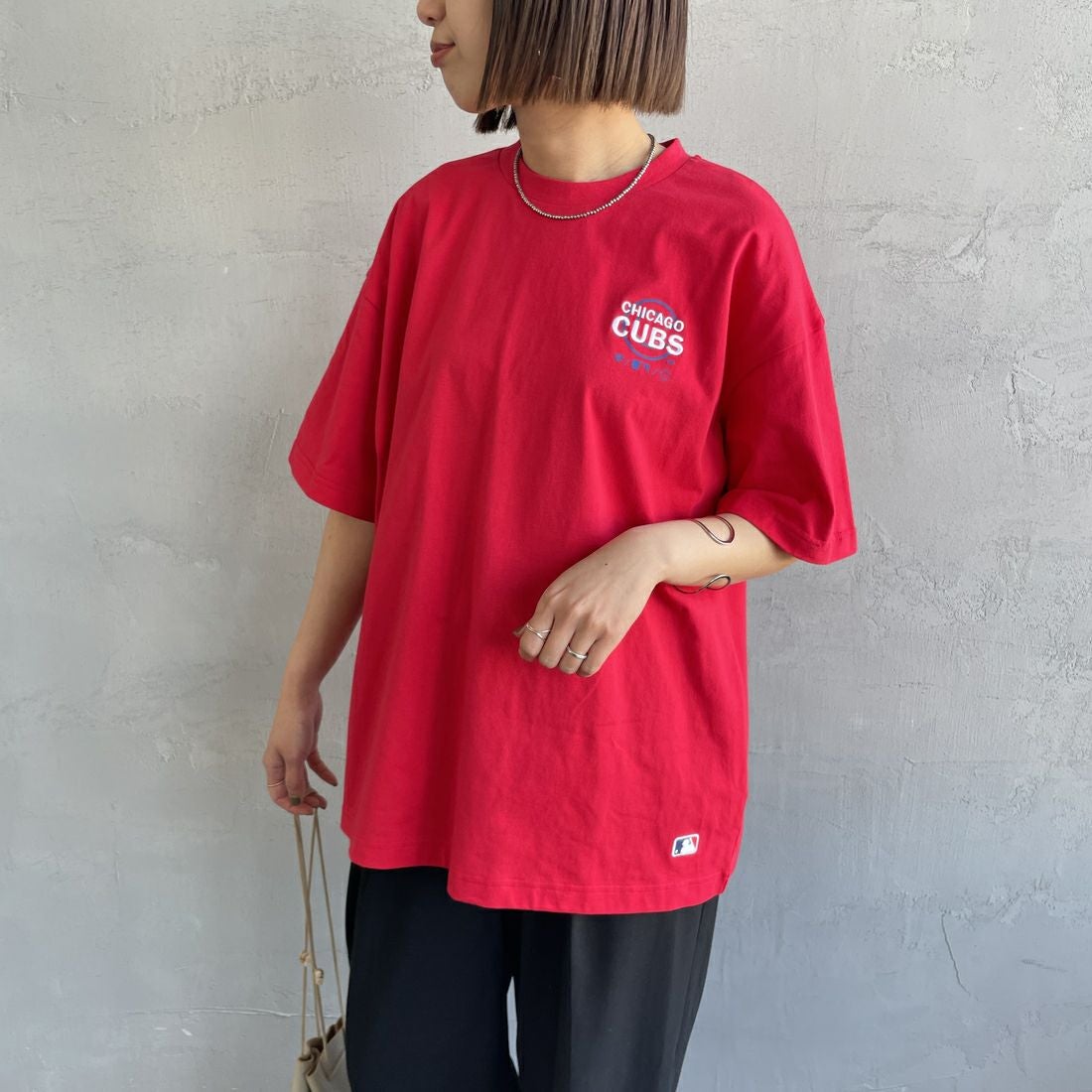 Fanatics [ファナティクス] 別注 MLB ワンポイントロゴ刺繍Tシャツ [ML0124FW0013-1-JF] RED &&モデル身長：159cm 着用サイズ：S&&