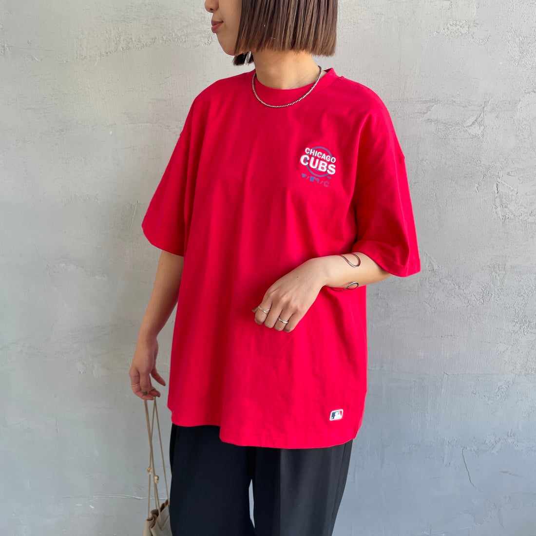 Fanatics [ファナティクス] 別注 MLB ワンポイントロゴ刺繍Tシャツ [ML0124FW0013-1-JF] RED &&モデル身長：159cm 着用サイズ：S&&