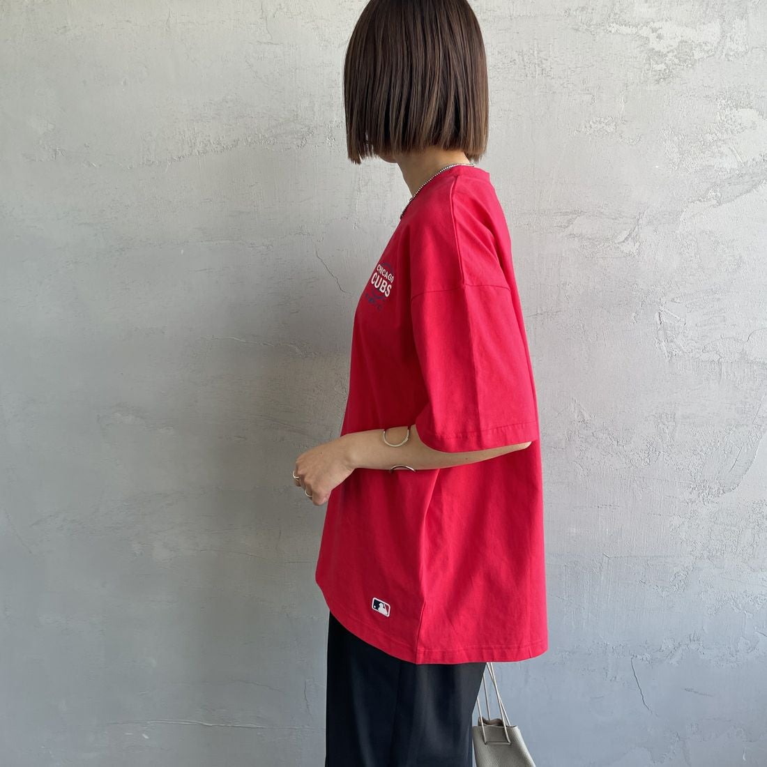 Fanatics [ファナティクス] 別注 MLB ワンポイントロゴ刺繍Tシャツ [ML0124FW0013-1-JF] RED &&モデル身長：159cm 着用サイズ：S&&