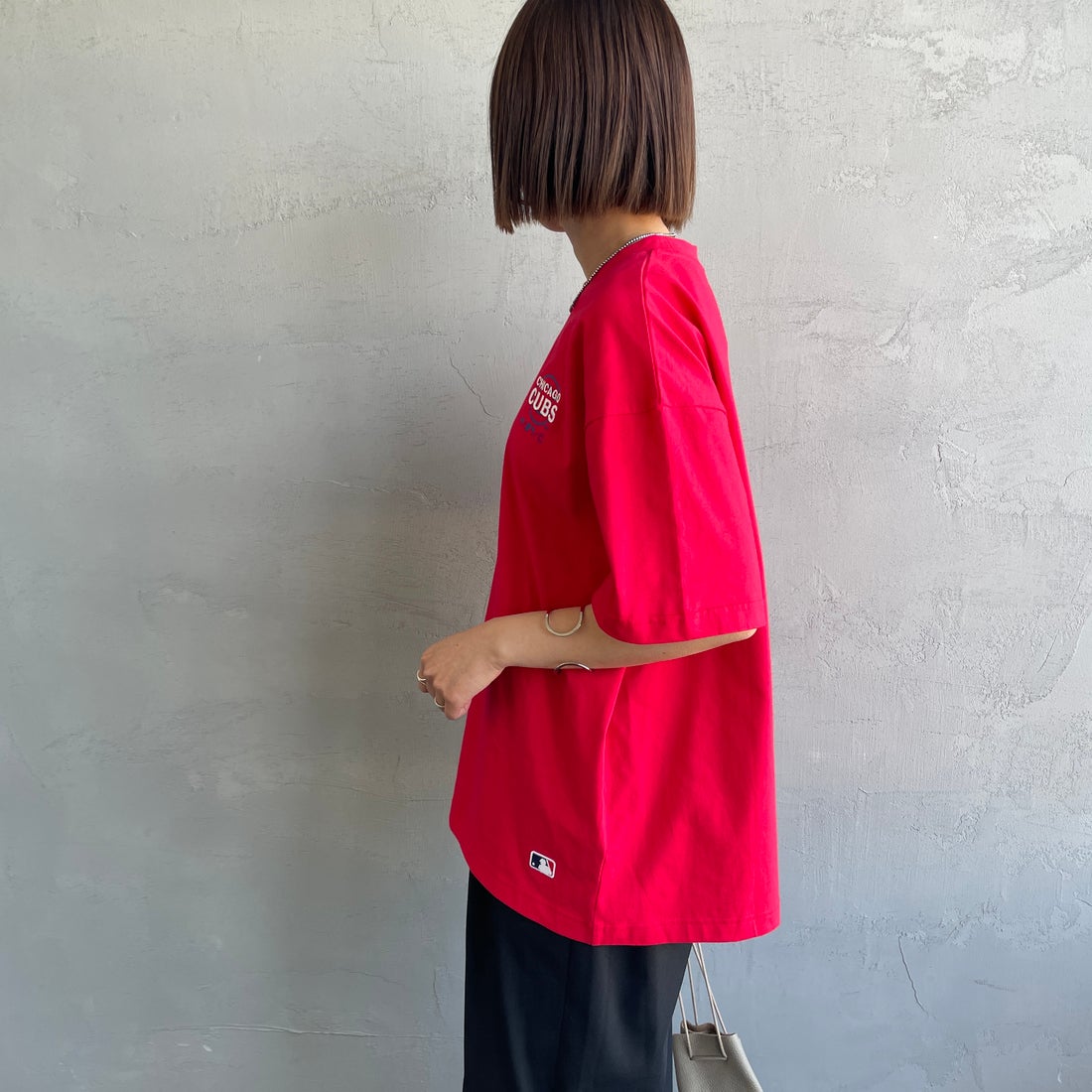 Fanatics [ファナティクス] 別注 MLB ワンポイントロゴ刺繍Tシャツ [ML0124FW0013-1-JF] RED &&モデル身長：159cm 着用サイズ：S&&