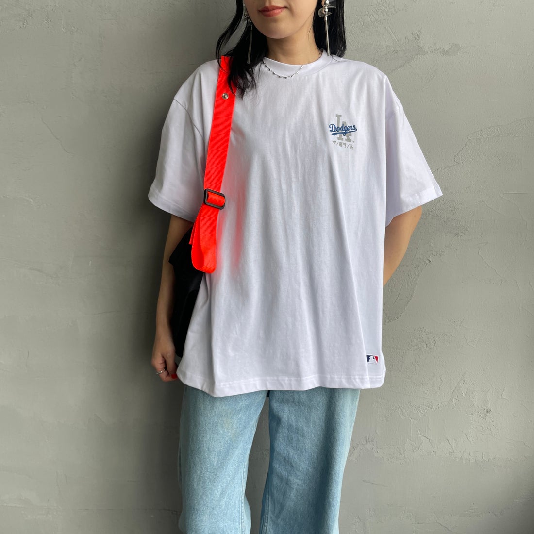 Fanatics [ファナティクス] 別注 MLB ワンポイントロゴ刺繍Tシャツ [ML0124FW0013-1-JF] WHITE &&モデル身長：160cm 着用サイズ：S&&