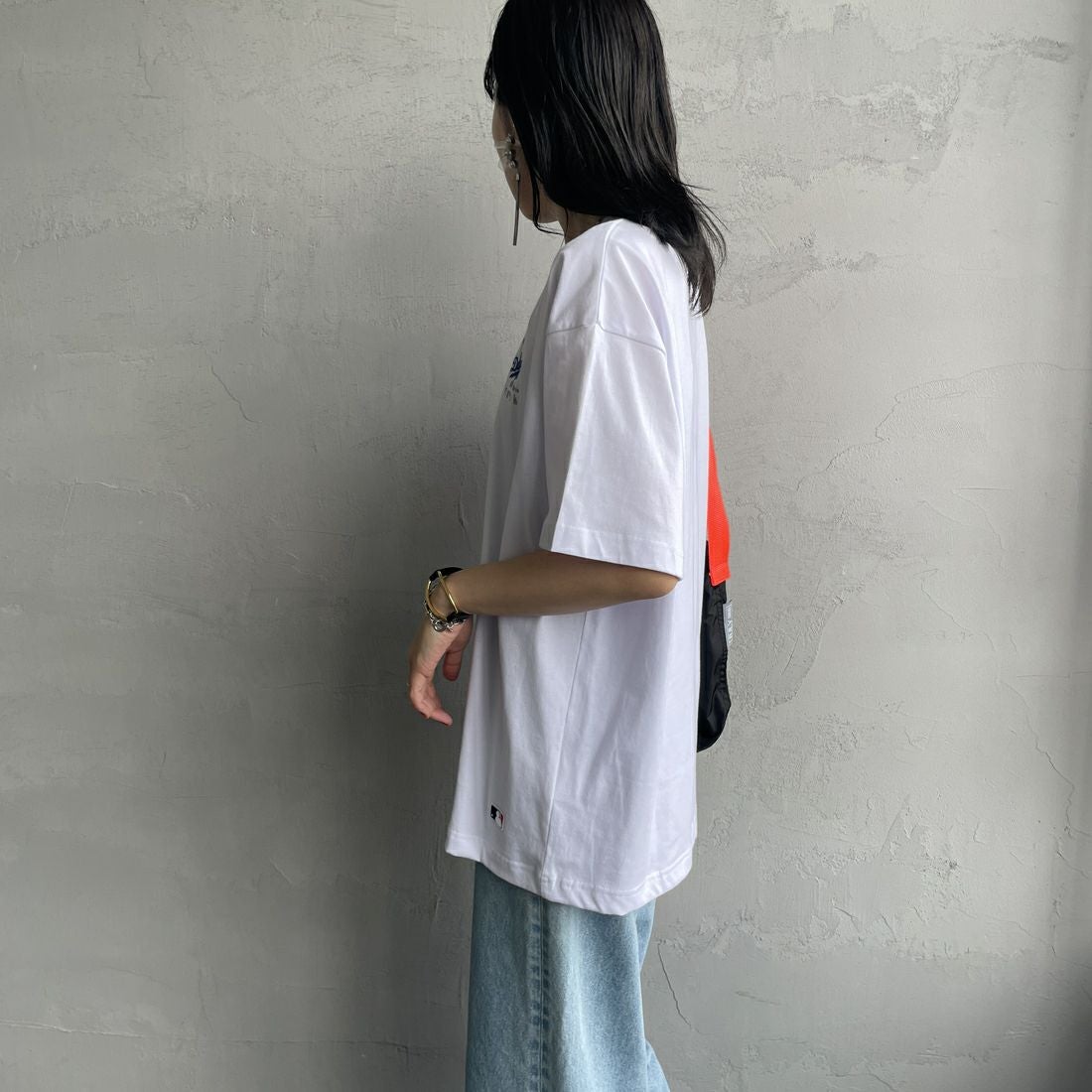 Fanatics [ファナティクス] 別注 MLB ワンポイントロゴ刺繍Tシャツ [ML0124FW0013-1-JF] WHITE &&モデル身長：160cm 着用サイズ：S&&