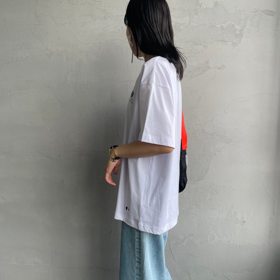 Fanatics [ファナティクス] 別注 MLB ワンポイントロゴ刺繍Tシャツ [ML0124FW0013-1-JF] WHITE &&モデル身長：160cm 着用サイズ：S&&