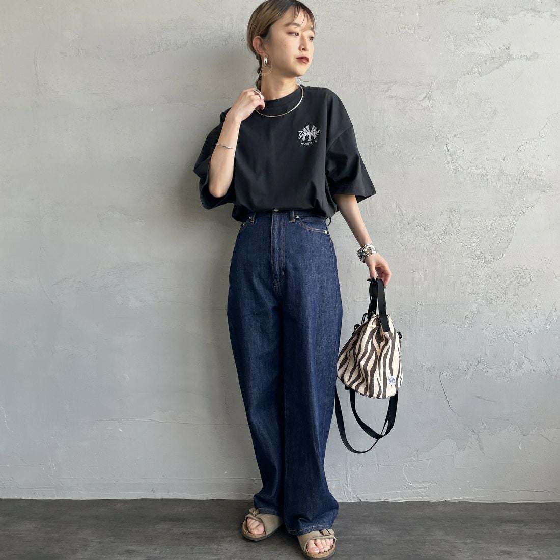 Fanatics [ファナティクス] 別注 MLB ワンポイントロゴ刺繍Tシャツ [ML0124FW0013-1-JF] BLACK &&モデル身長：150cm 着用サイズ：S&&