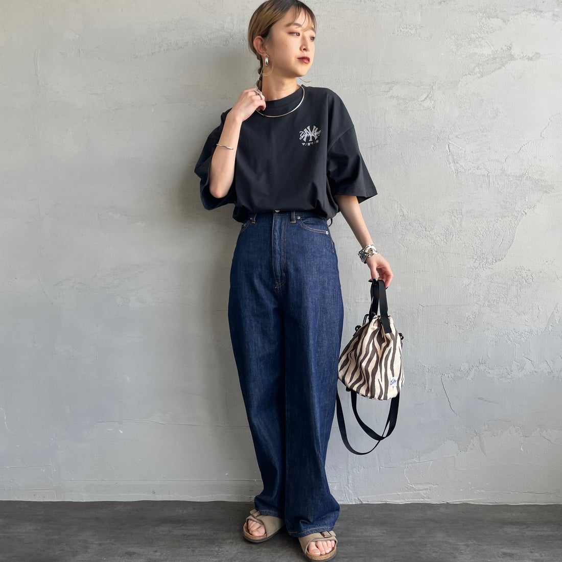 Fanatics [ファナティクス] 別注 MLB ワンポイントロゴ刺繍Tシャツ [ML0124FW0013-1-JF] BLACK &&モデル身長：150cm 着用サイズ：S&&