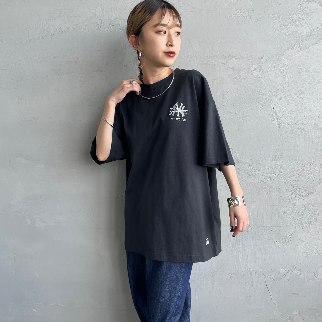 Fanatics [ファナティクス] 別注 MLB ワンポイントロゴ刺繍Tシャツ [ML0124FW0013-1-JF] BLACK &&モデル身長：150cm 着用サイズ：S&&