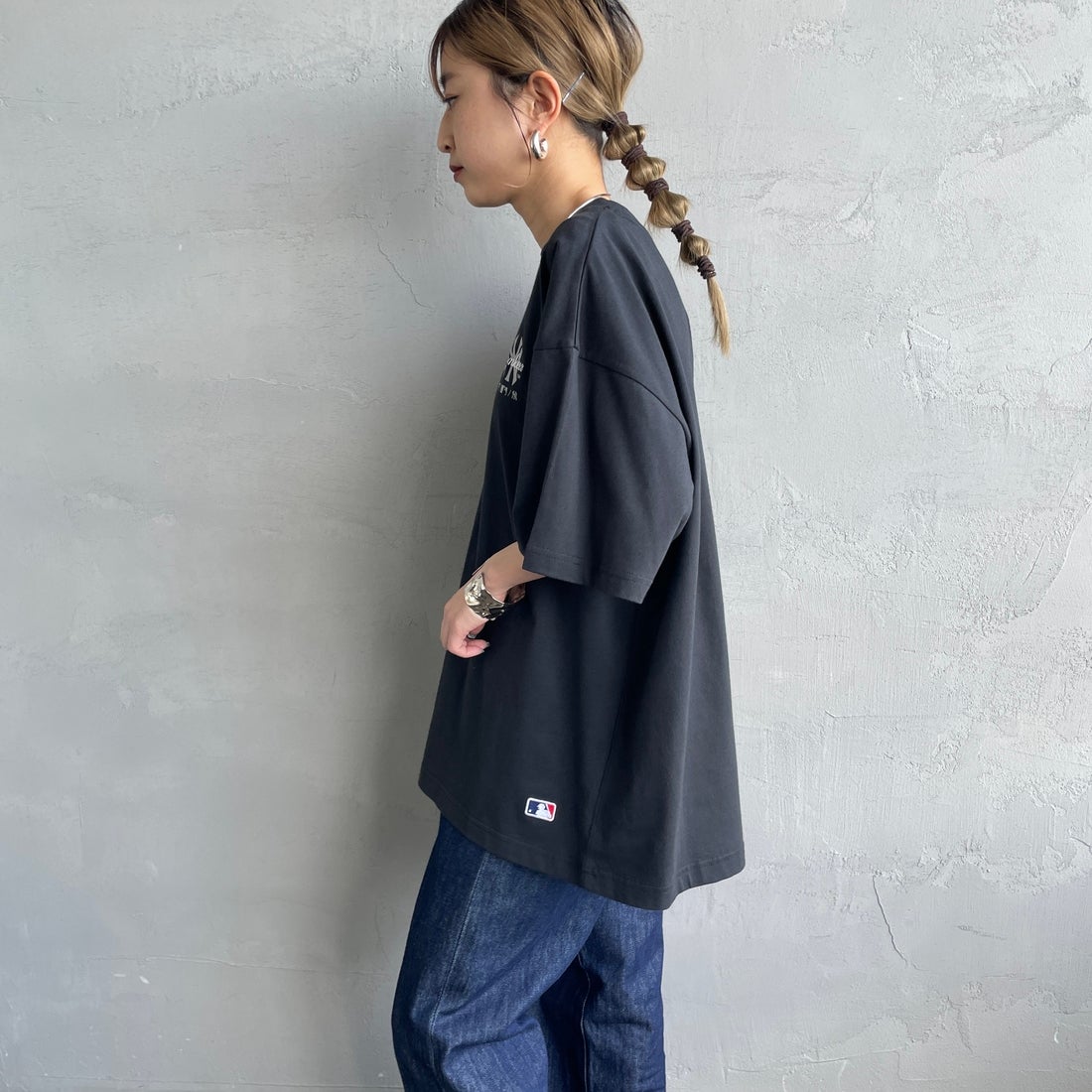 Fanatics [ファナティクス] 別注 MLB ワンポイントロゴ刺繍Tシャツ [ML0124FW0013-1-JF] BLACK &&モデル身長：150cm 着用サイズ：S&&