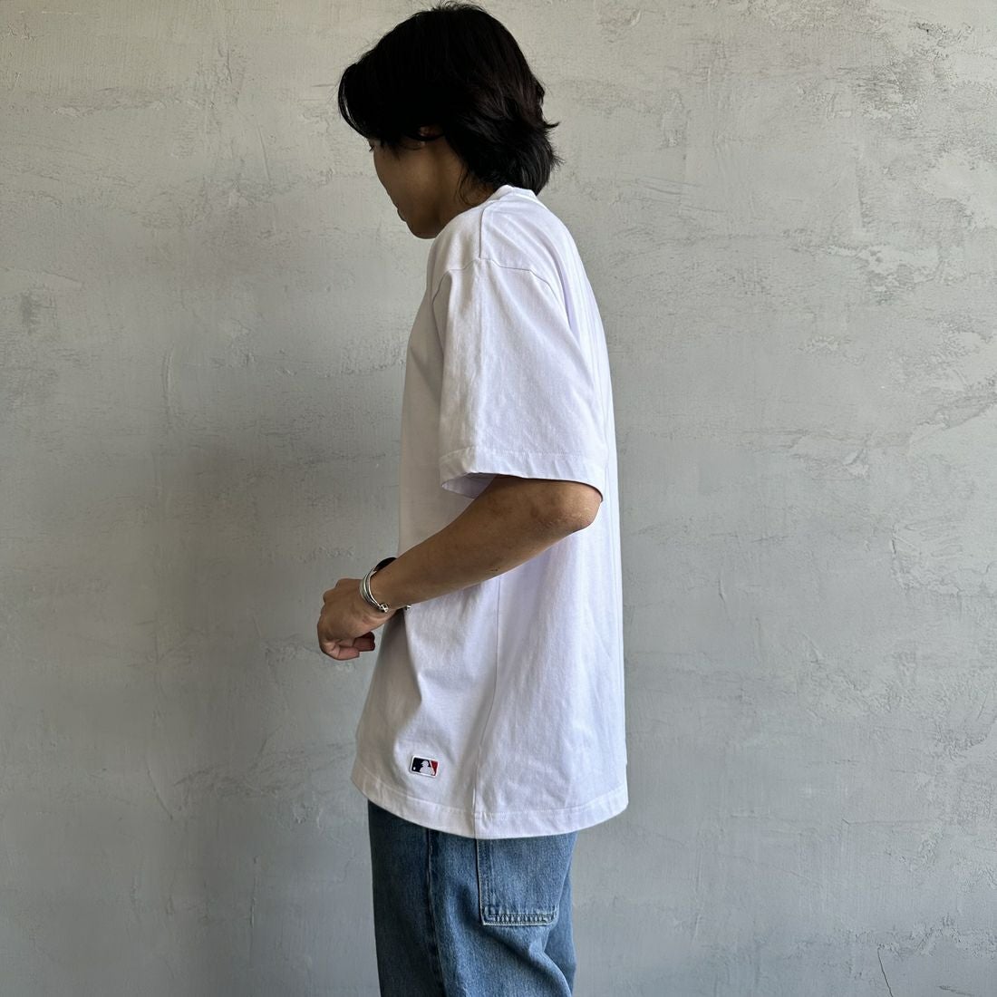 Fanatics [ファナティクス] 別注 MLB ワンポイントロゴ刺繍Tシャツ [ML0124FW0013-1-JF] WHITE &&モデル身長：179cm 着用サイズ：L&&