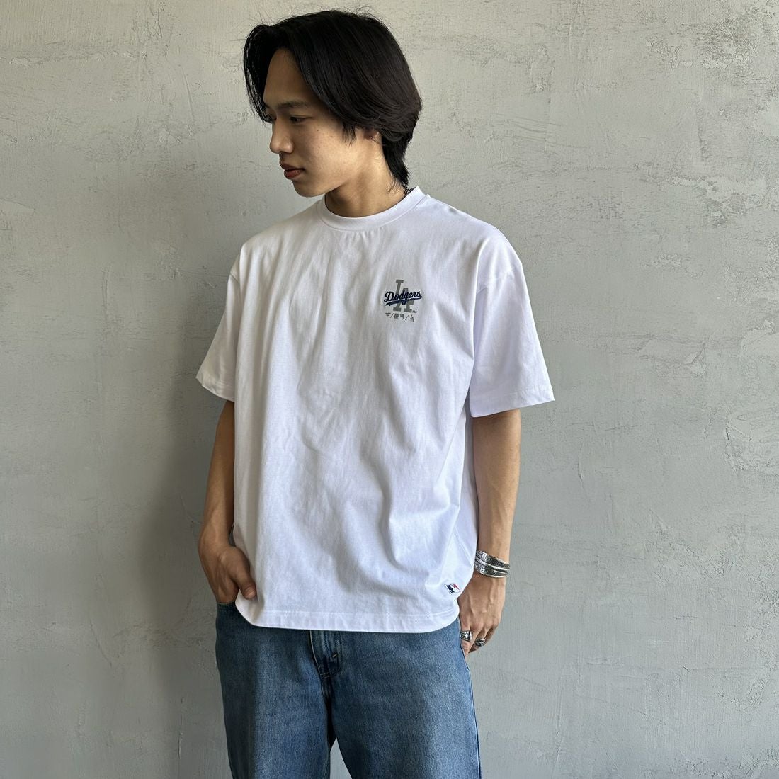 Fanatics [ファナティクス] 別注 MLB ワンポイントロゴ刺繍Tシャツ [ML0124FW0013-1-JF] WHITE &&モデル身長：179cm 着用サイズ：L&&