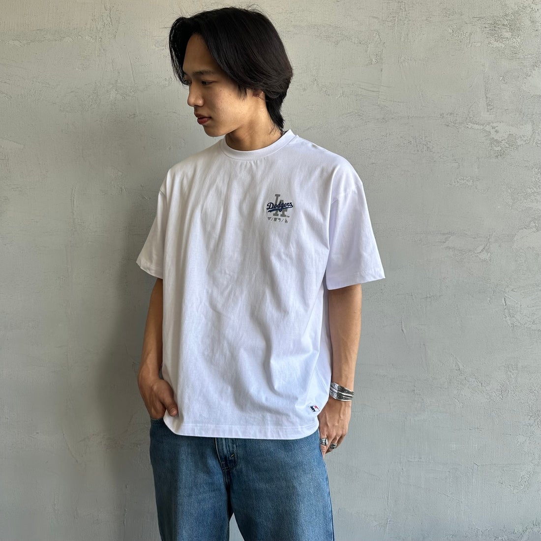 Fanatics [ファナティクス] 別注 MLB ワンポイントロゴ刺繍Tシャツ [ML0124FW0013-1-JF] WHITE &&モデル身長：179cm 着用サイズ：L&&