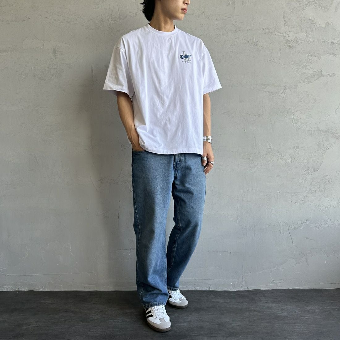 Fanatics [ファナティクス] 別注 MLB ワンポイントロゴ刺繍Tシャツ [ML0124FW0013-1-JF] WHITE &&モデル身長：179cm 着用サイズ：L&&