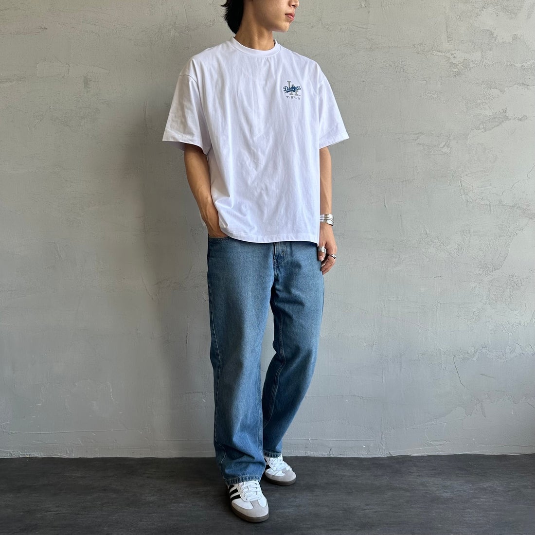 Fanatics [ファナティクス] 別注 MLB ワンポイントロゴ刺繍Tシャツ [ML0124FW0013-1-JF] WHITE &&モデル身長：179cm 着用サイズ：L&&