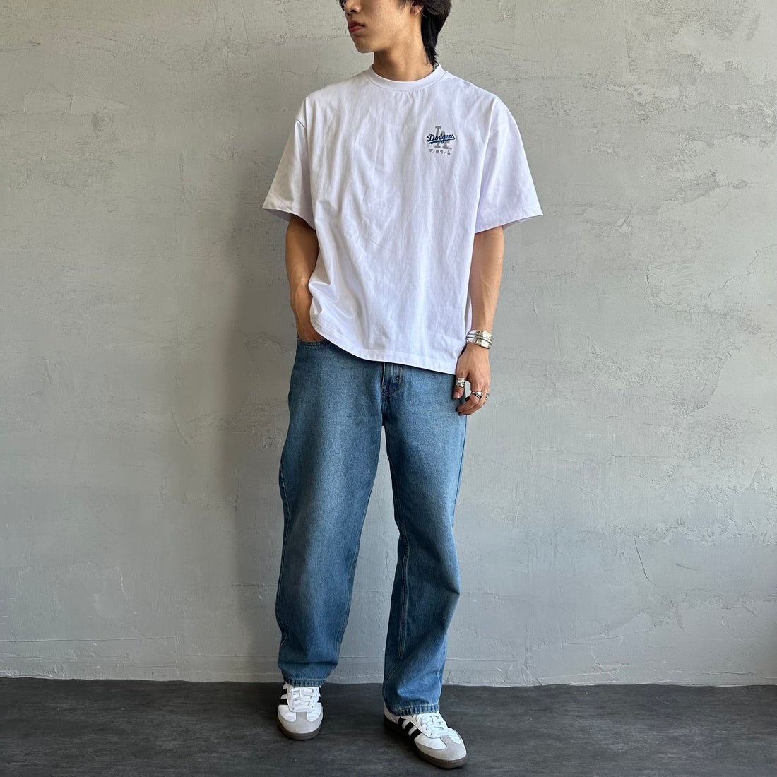 Fanatics [ファナティクス] 別注 MLB ワンポイントロゴ刺繍Tシャツ [ML0124FW0013-1-JF] WHITE &&モデル身長：179cm 着用サイズ：L&&