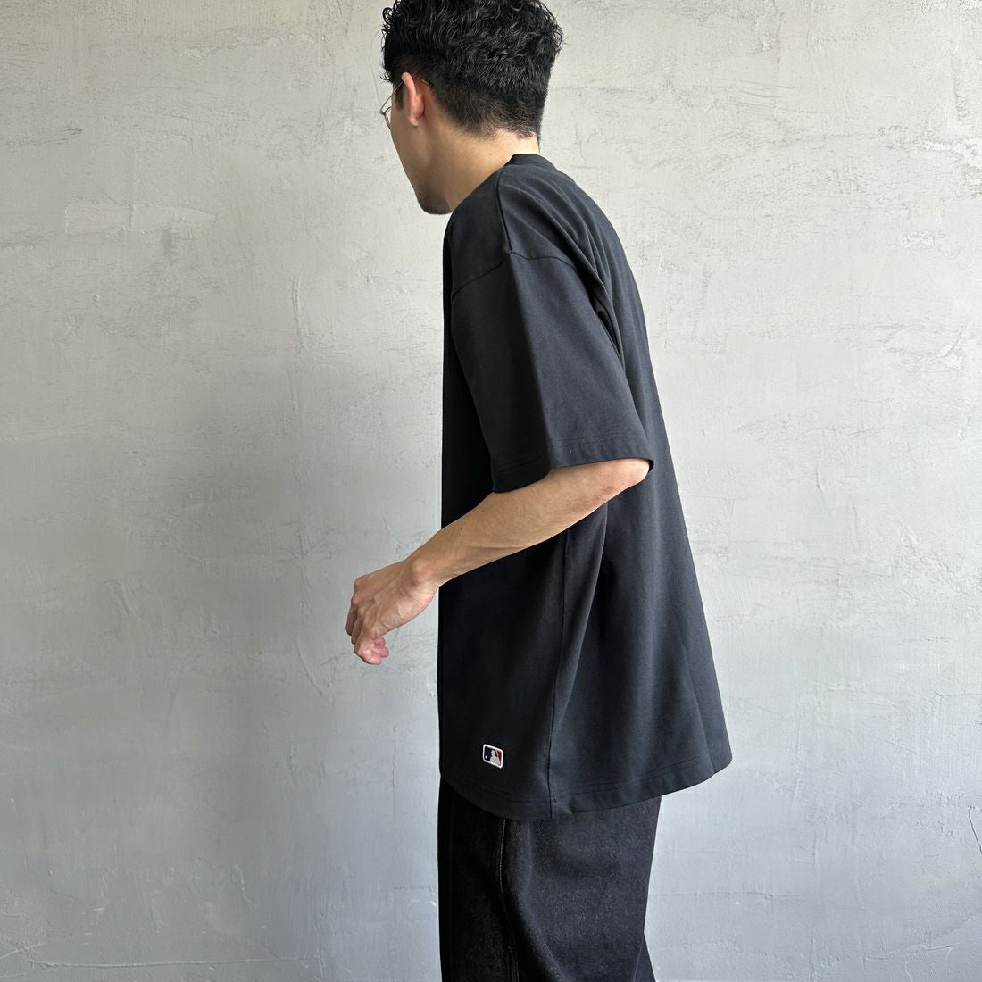 Fanatics [ファナティクス] 別注 MLB ワンポイントロゴ刺繍Tシャツ [ML0124FW0013-1-JF] BLACK &&モデル身長：167cm 着用サイズ：L&&