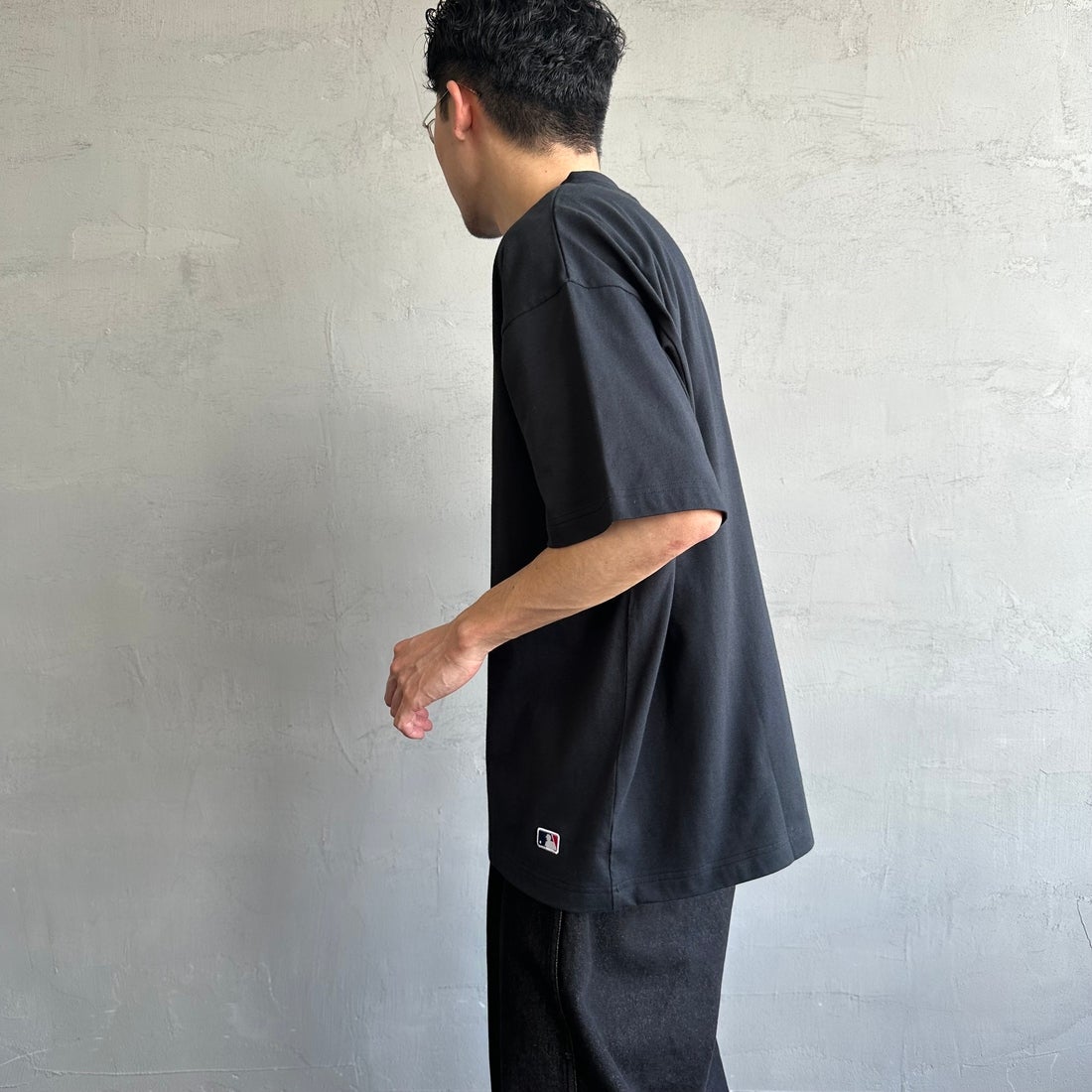 Fanatics [ファナティクス] 別注 MLB ワンポイントロゴ刺繍Tシャツ [ML0124FW0013-1-JF] BLACK &&モデル身長：167cm 着用サイズ：L&&