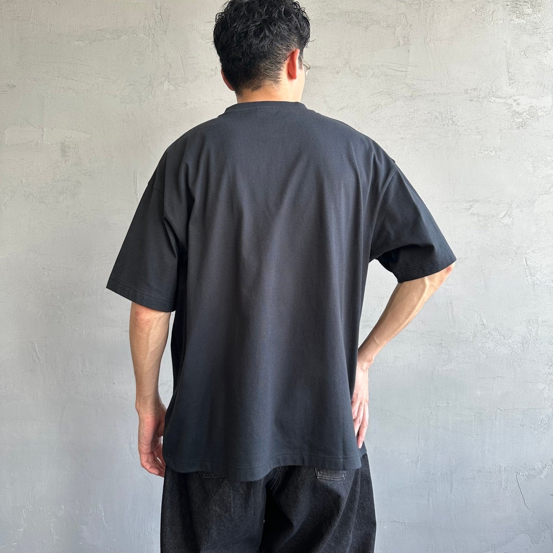 Fanatics [ファナティクス] 別注 MLB ワンポイントロゴ刺繍Tシャツ [ML0124FW0013-1-JF] BLACK &&モデル身長：167cm 着用サイズ：L&&