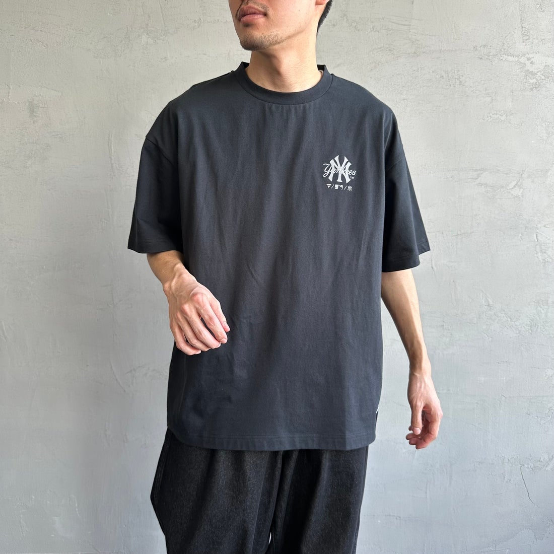 Fanatics [ファナティクス] 別注 MLB ワンポイントロゴ刺繍Tシャツ [ML0124FW0013-1-JF] BLACK &&モデル身長：167cm 着用サイズ：L&&