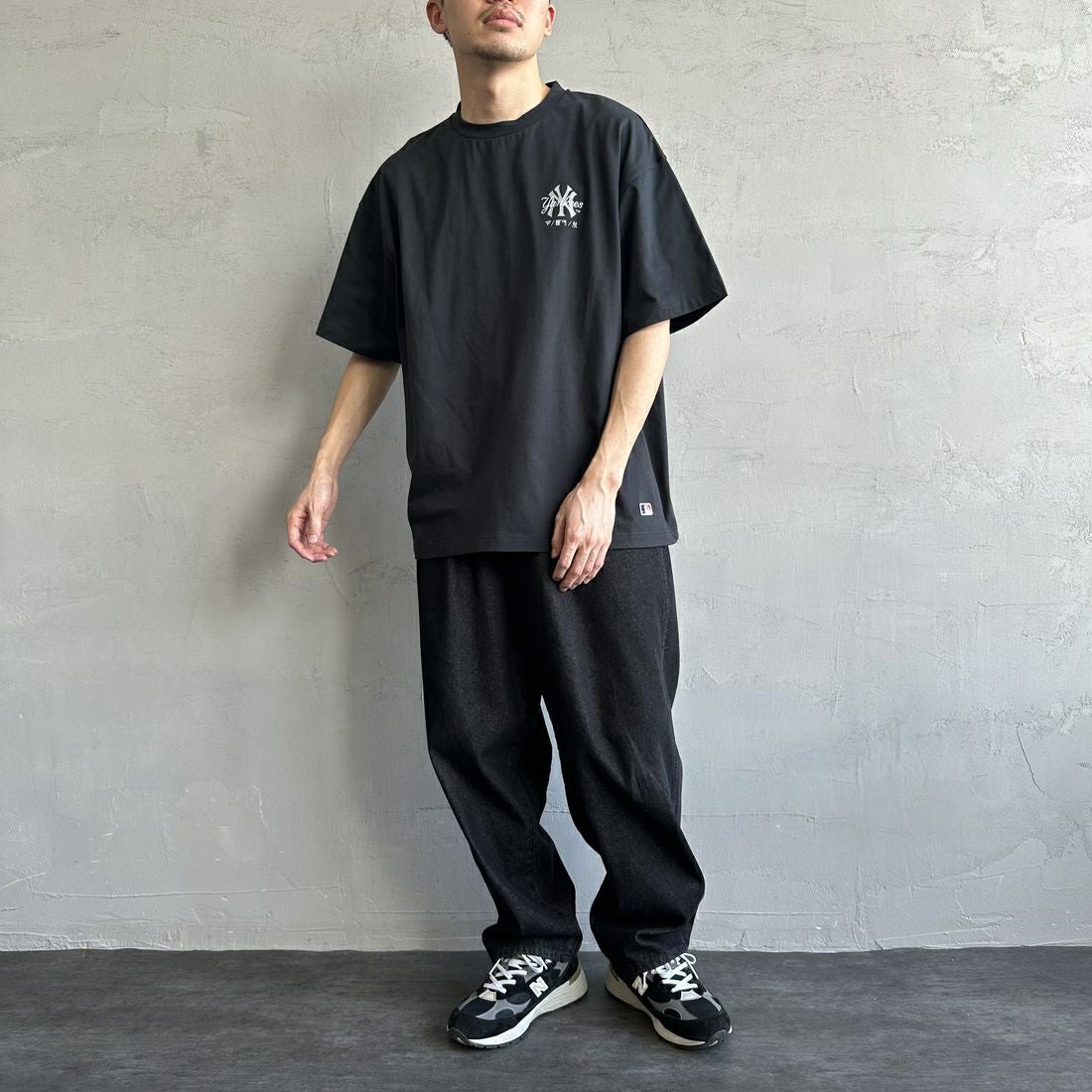 Fanatics [ファナティクス] 別注 MLB ワンポイントロゴ刺繍Tシャツ [ML0124FW0013-1-JF] BLACK &&モデル身長：167cm 着用サイズ：L&&