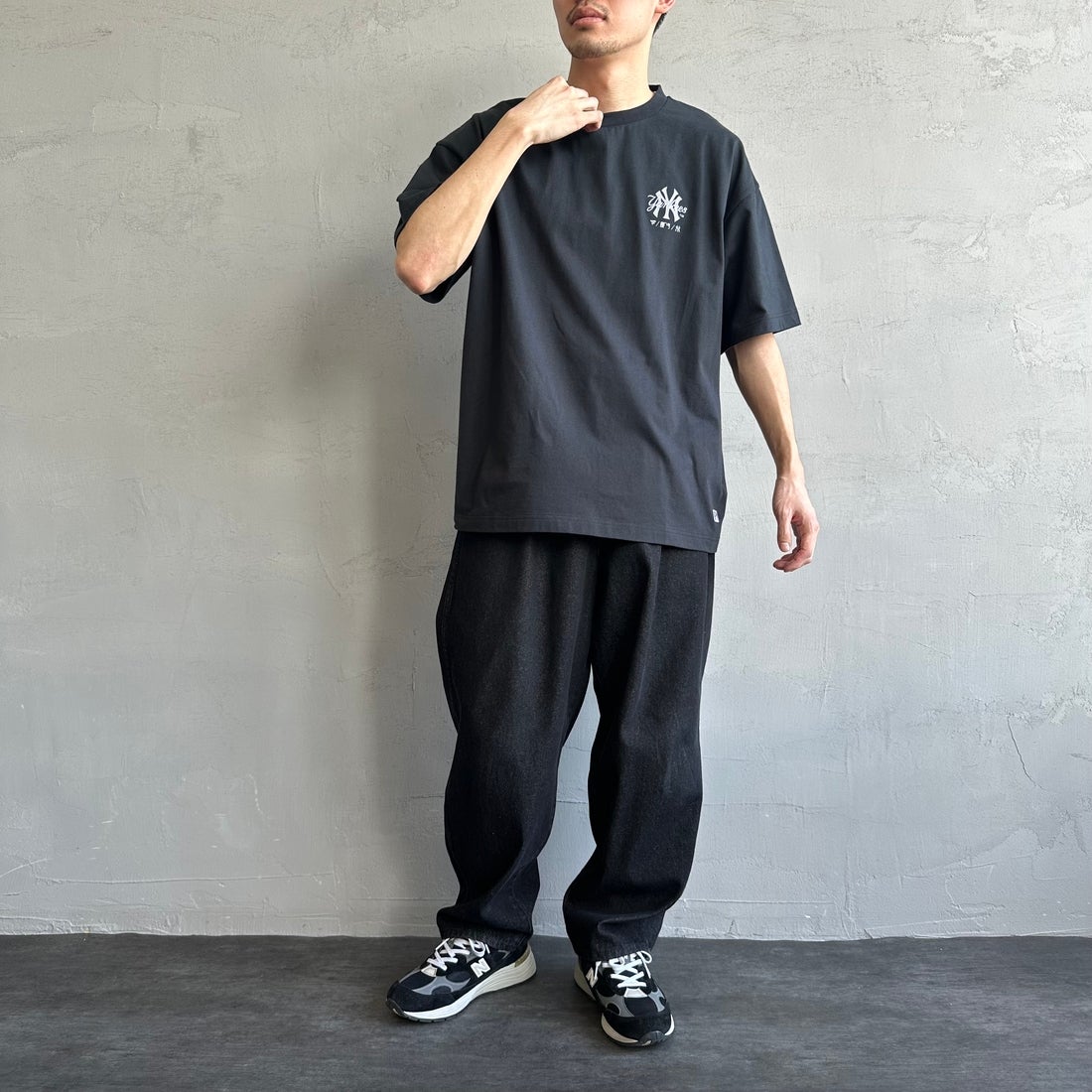Fanatics [ファナティクス] 別注 MLB ワンポイントロゴ刺繍Tシャツ [ML0124FW0013-1-JF] BLACK &&モデル身長：167cm 着用サイズ：L&&