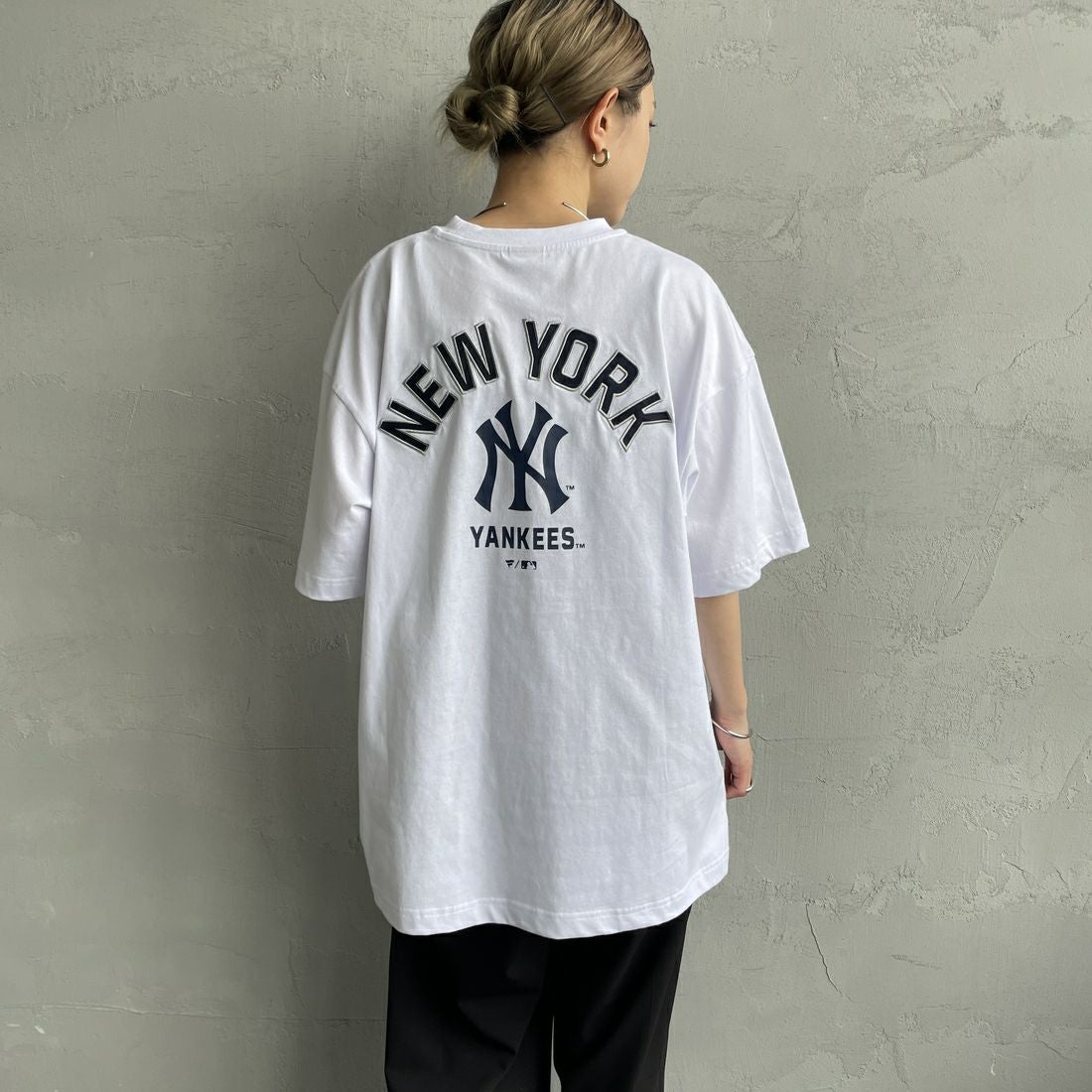 Fanatics [ファナティクス] 別注 MLBバックプリントTシャツ [ML0124FW0013-2-JF] WHITE &&モデル身長：150cm 着用サイズ：S&&