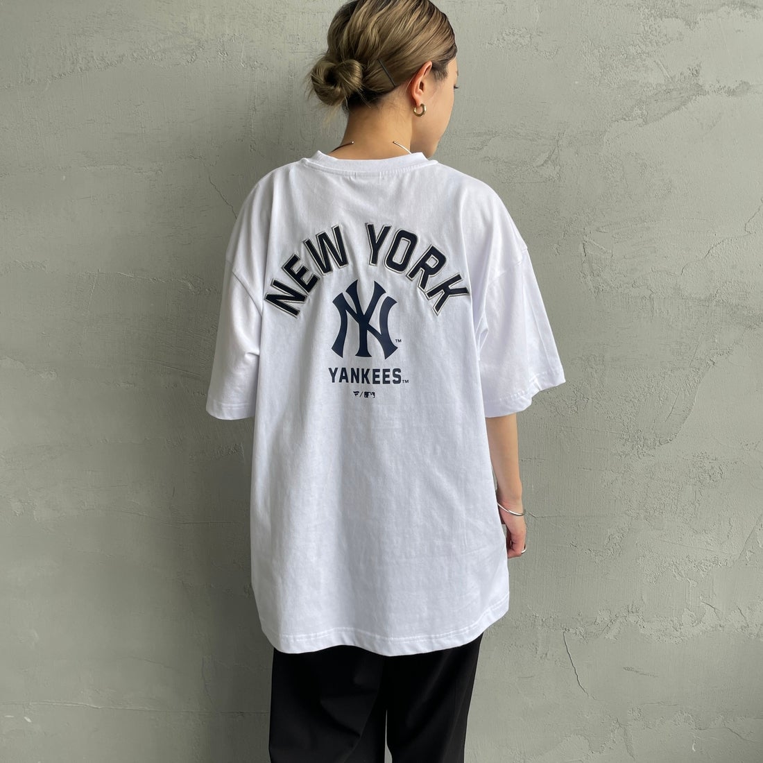 Fanatics [ファナティクス] 別注 MLBバックプリントTシャツ [ML0124FW0013-2-JF] WHITE &&モデル身長：150cm 着用サイズ：S&&