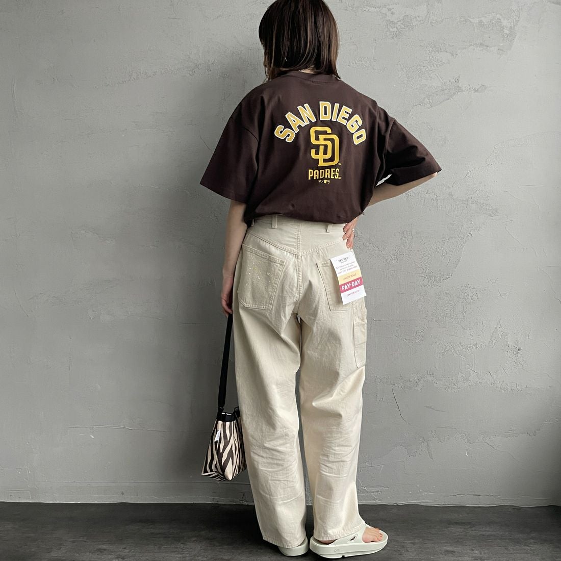 Fanatics [ファナティクス] 別注 MLBバックプリントTシャツ [ML0124FW0013-2-JF] BROWN &&モデル身長：158cm 着用サイズ：S&&
