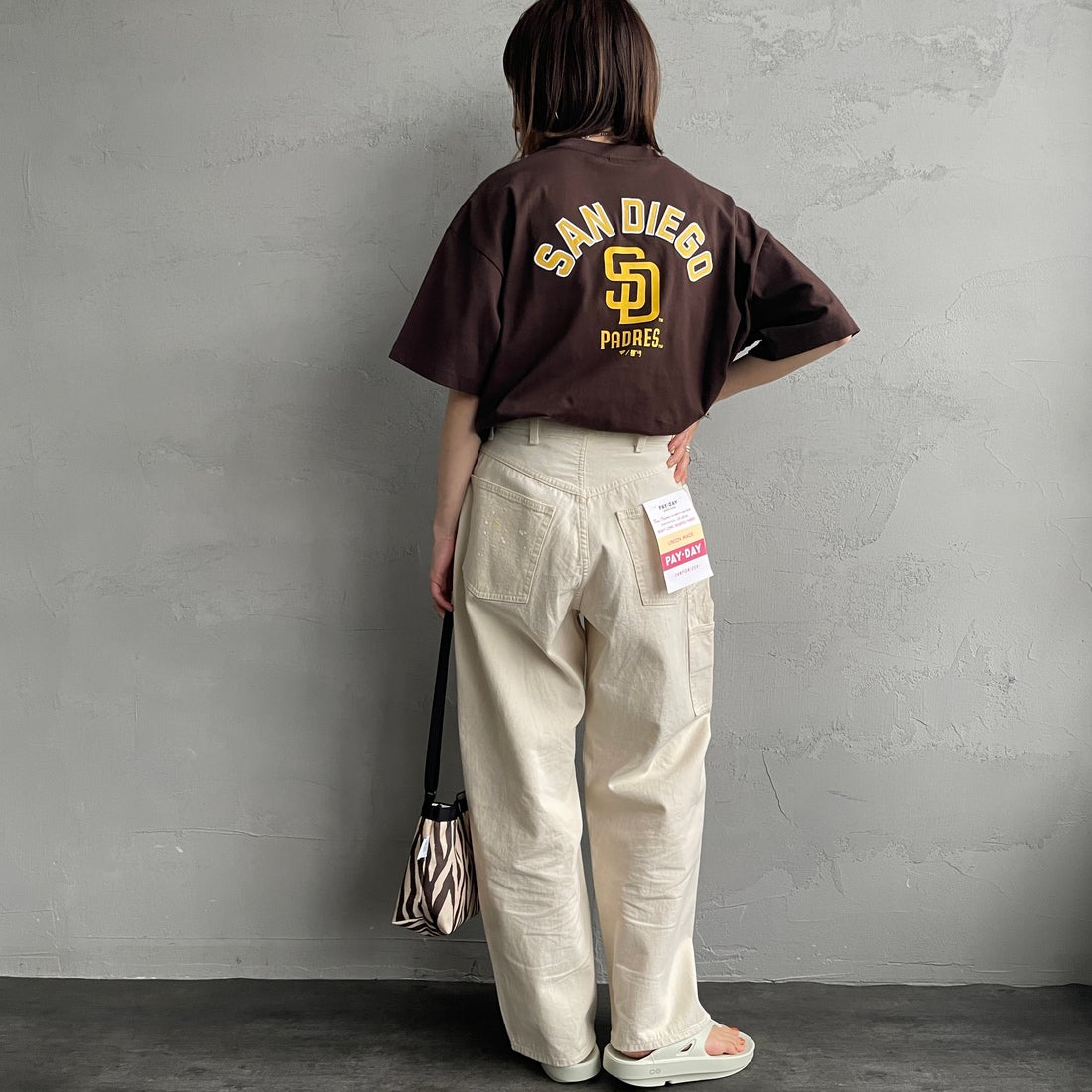 Fanatics [ファナティクス] 別注 MLBバックプリントTシャツ [ML0124FW0013-2-JF] BROWN &&モデル身長：158cm 着用サイズ：S&&