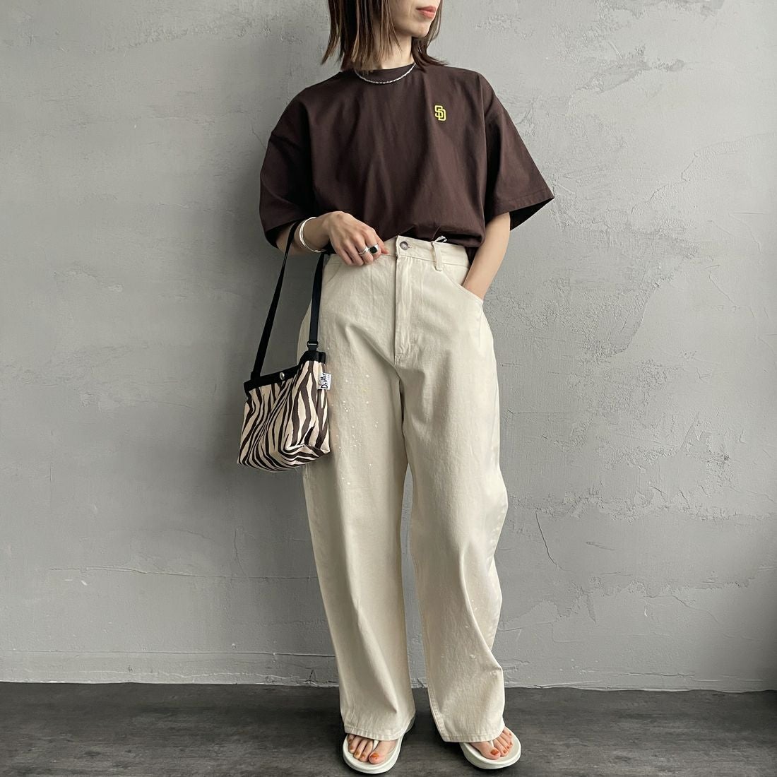 Fanatics [ファナティクス] 別注 MLBバックプリントTシャツ [ML0124FW0013-2-JF] BROWN &&モデル身長：158cm 着用サイズ：S&&