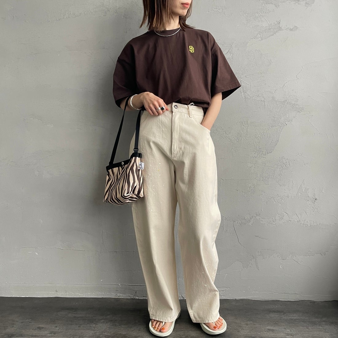 Fanatics [ファナティクス] 別注 MLBバックプリントTシャツ [ML0124FW0013-2-JF] BROWN &&モデル身長：158cm 着用サイズ：S&&