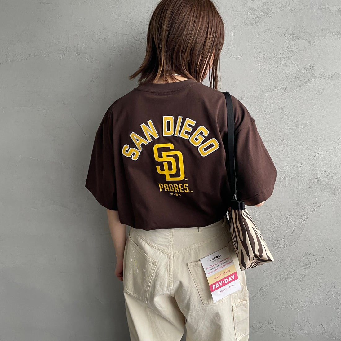 Fanatics [ファナティクス] 別注 MLBバックプリントTシャツ [ML0124FW0013-2-JF] BROWN &&モデル身長：158cm 着用サイズ：S&&