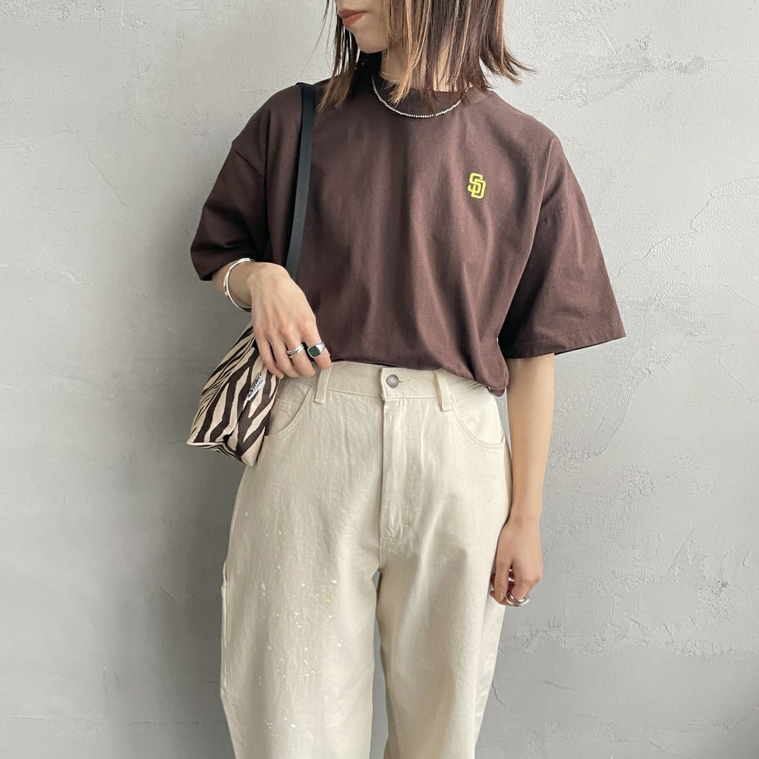 Fanatics [ファナティクス] 別注 MLBバックプリントTシャツ [ML0124FW0013-2-JF] BROWN &&モデル身長：158cm 着用サイズ：S&&