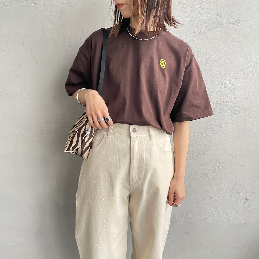 Fanatics [ファナティクス] 別注 MLBバックプリントTシャツ [ML0124FW0013-2-JF] BROWN &&モデル身長：158cm 着用サイズ：S&&