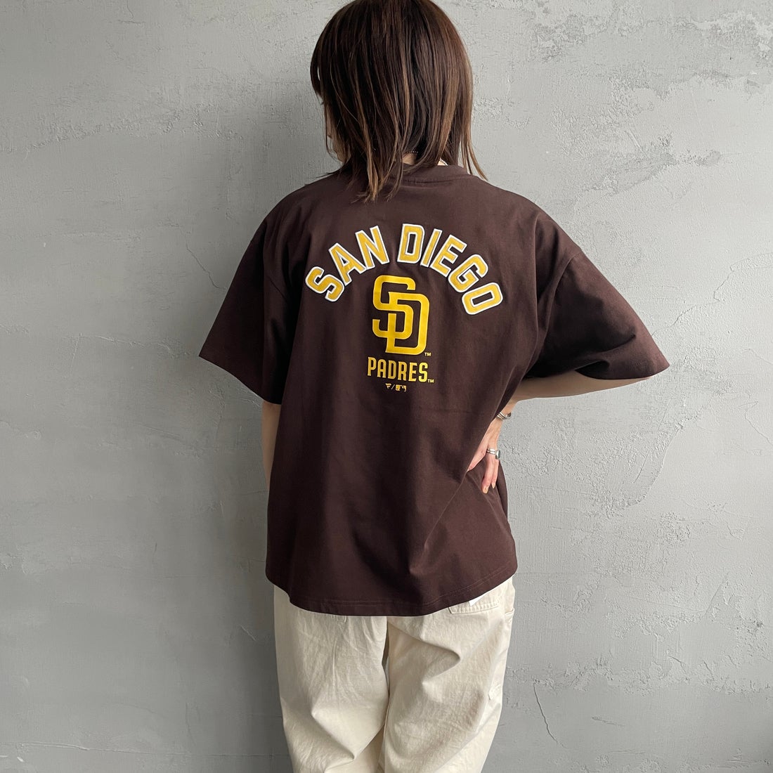 Fanatics [ファナティクス] 別注 MLBバックプリントTシャツ [ML0124FW0013-2-JF] BROWN &&モデル身長：158cm 着用サイズ：S&&