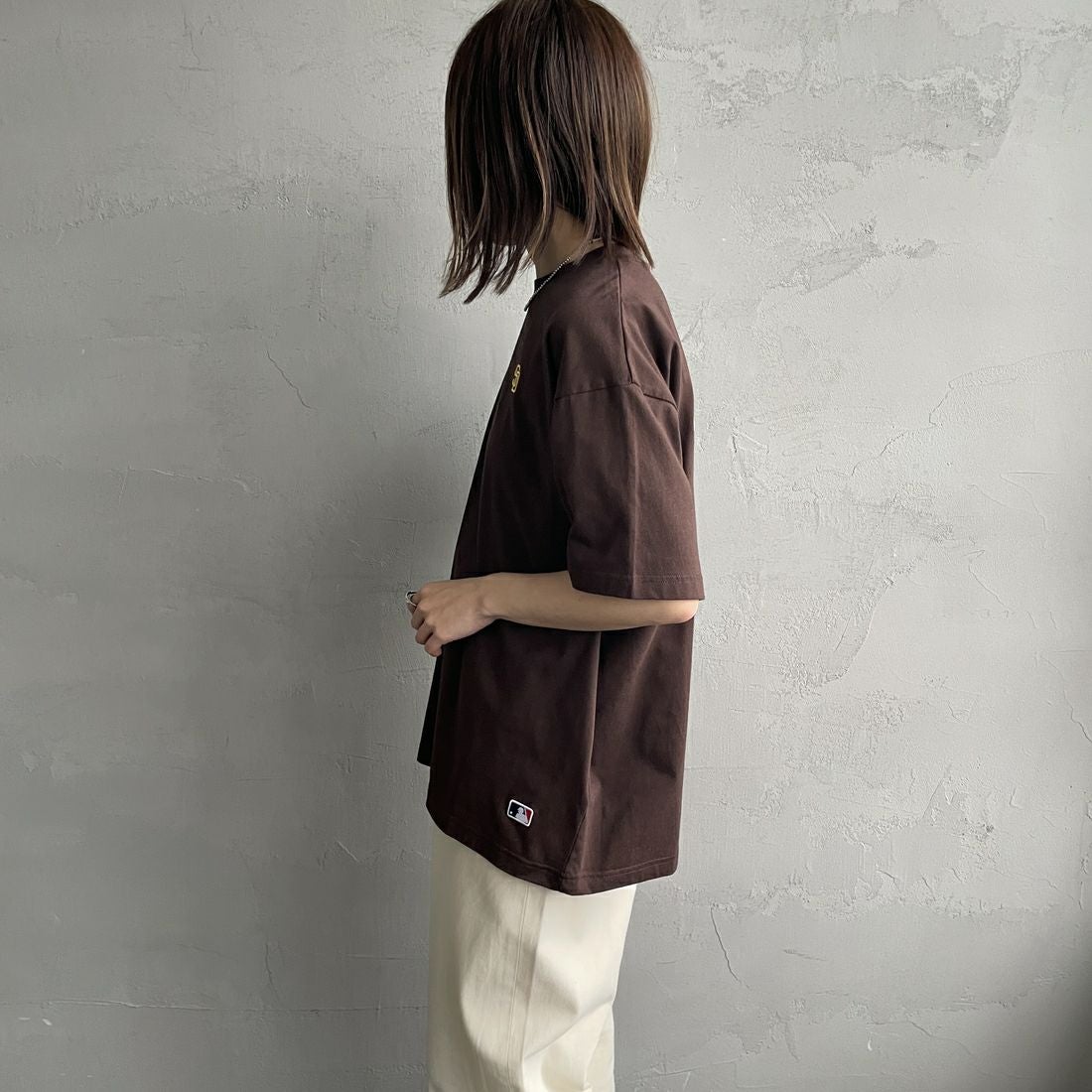 Fanatics [ファナティクス] 別注 MLBバックプリントTシャツ [ML0124FW0013-2-JF] BROWN &&モデル身長：158cm 着用サイズ：S&&