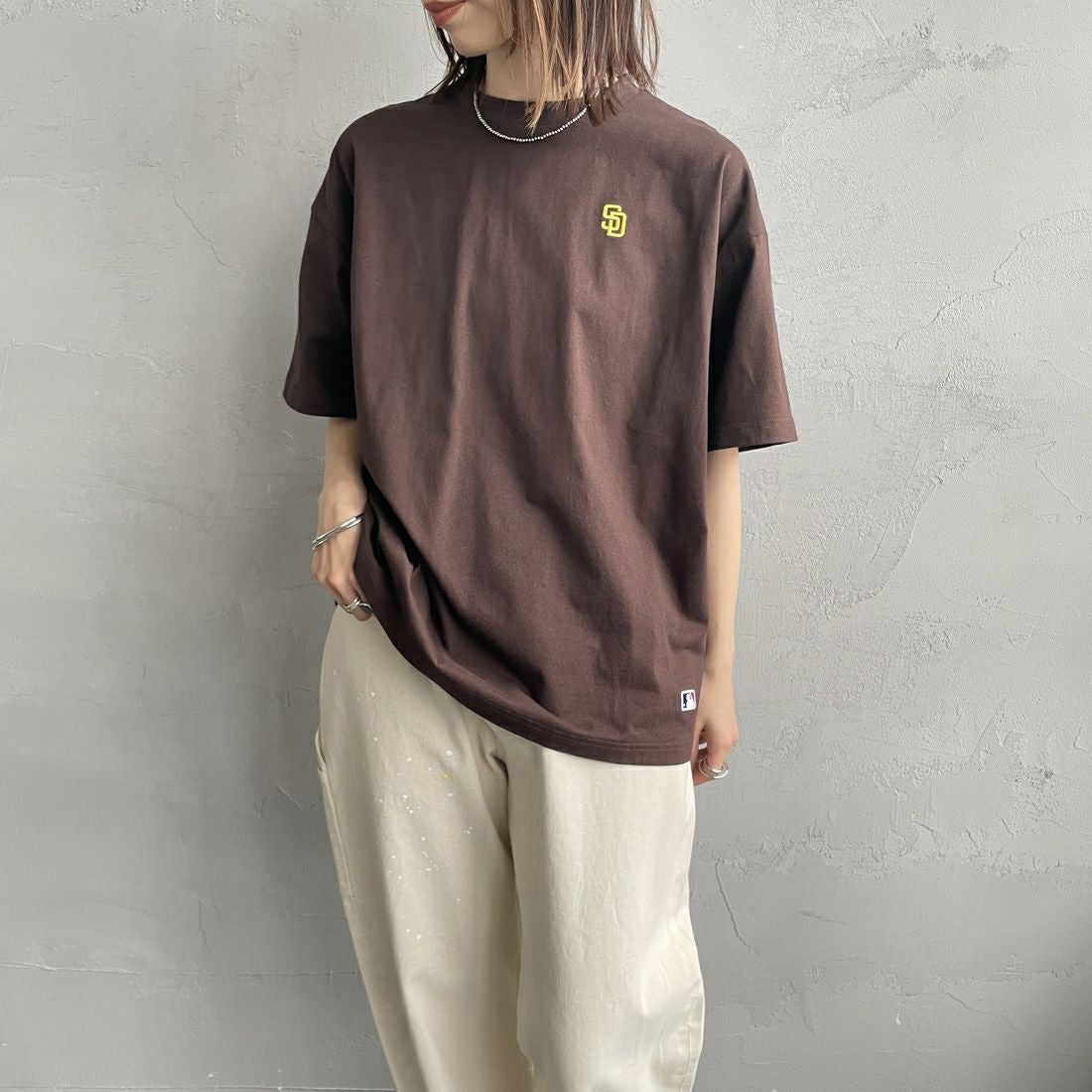 Fanatics [ファナティクス] 別注 MLBバックプリントTシャツ [ML0124FW0013-2-JF] BROWN &&モデル身長：158cm 着用サイズ：S&&